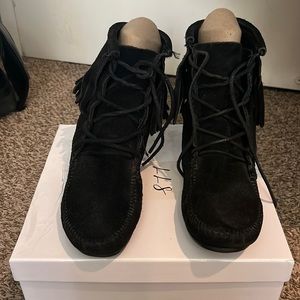 Minnetonka Tramper black suede boot